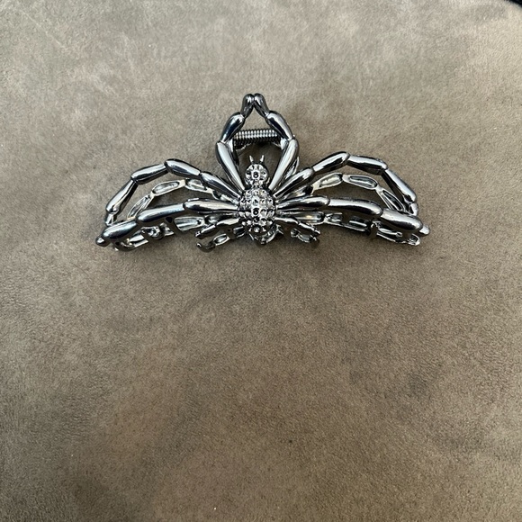 Metal Hair Claw Clips for Women | Emo Goth Spider Design Tight Metal Clip - Picture 5 of 12